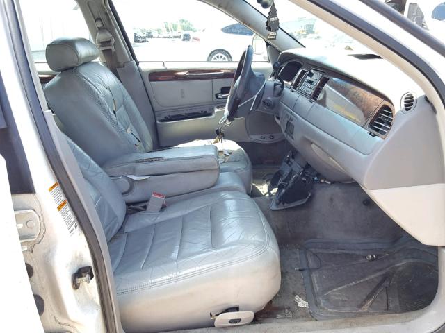 1LNHM82W21Y647747 - 2001 LINCOLN TOWN CAR S WHITE photo 5