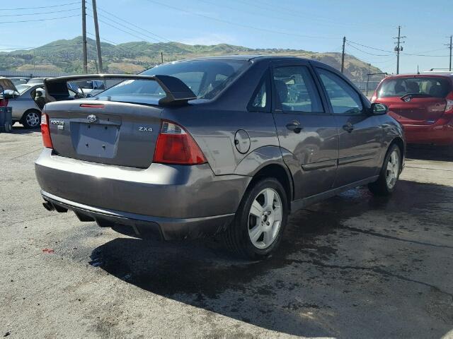 1FAHP34N46W225894 - 2006 FORD FOCUS ZX4 GRAY photo 4