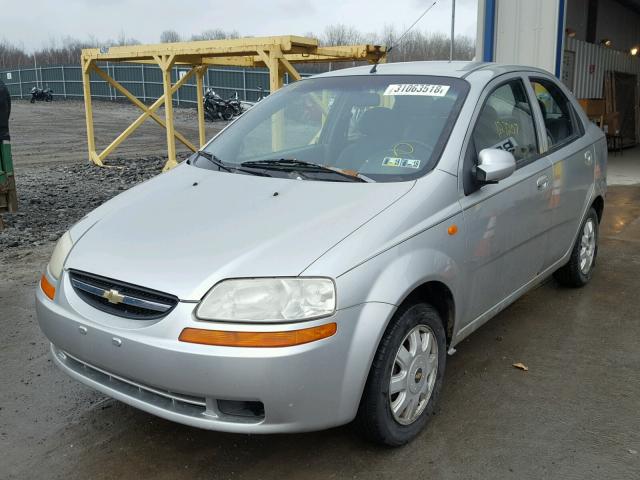KL1TJ52694B163319 - 2004 CHEVROLET AVEO LS SILVER photo 2
