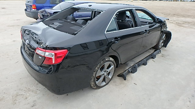 4T1BK1FK2EU543329 - 2014 TOYOTA CAMRY SE BLACK photo 4