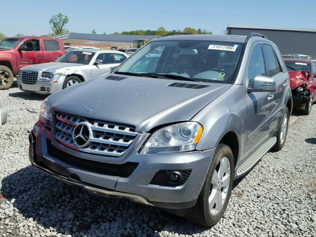 4JGBB5GB7BA695707 - 2011 MERCEDES-BENZ ML 350 GRAY photo 2