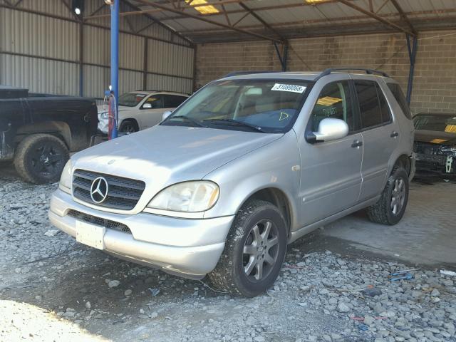 4JGAB72E2YA159426 - 2000 MERCEDES-BENZ ML 430 SILVER photo 2