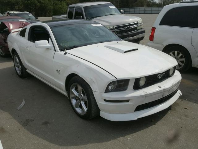 1ZVHT82H895107161 - 2009 FORD MUSTANG GT WHITE photo 1