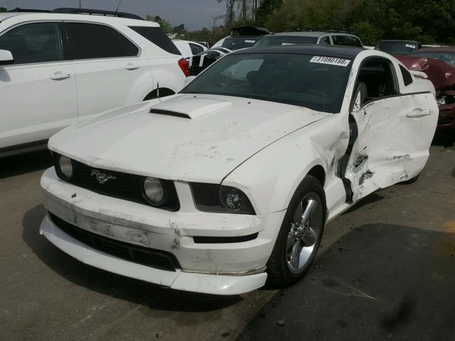 1ZVHT82H895107161 - 2009 FORD MUSTANG GT WHITE photo 2