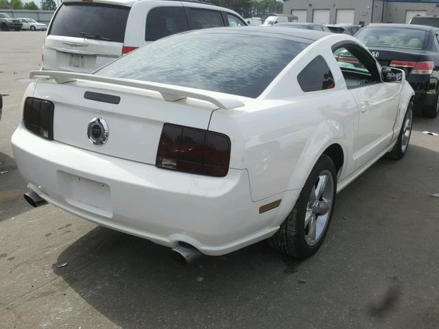 1ZVHT82H895107161 - 2009 FORD MUSTANG GT WHITE photo 4