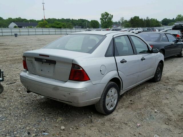 1FAFP34N77W197811 - 2007 FORD FOCUS ZX4 SILVER photo 4