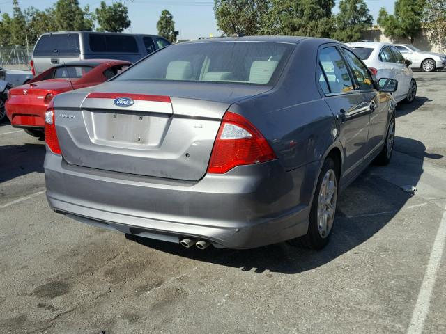 3FAHP0HA6BR166267 - 2011 FORD FUSION SE GRAY photo 4