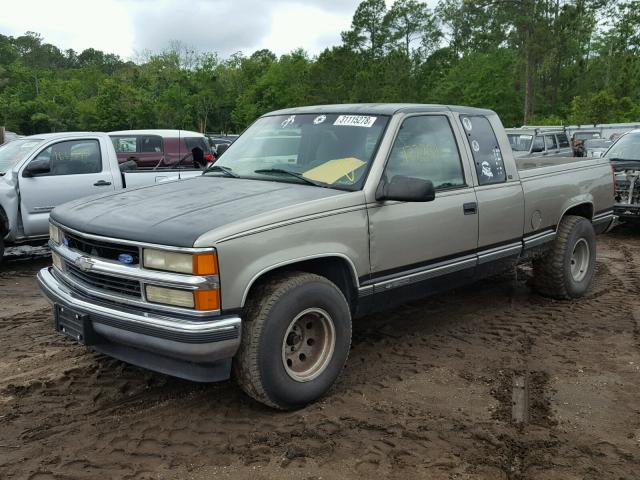 2GCEC19R2W1188974 - 1998 CHEVROLET GMT-400 C1 BEIGE photo 2