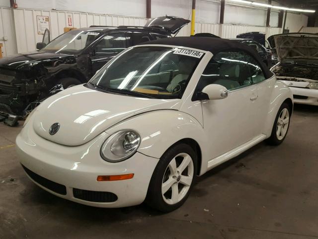 3VWFF31Y67M416783 - 2007 VOLKSWAGEN NEW BEETLE თეთრი ფოტო 2