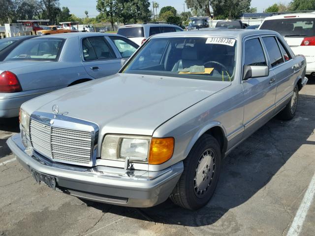 WDBCA35E2LA507348 - 1990 MERCEDES-BENZ 420 SEL SILVER photo 2