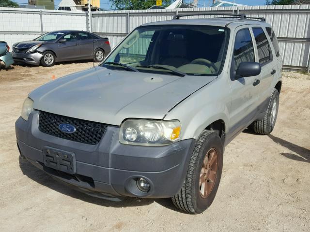 1FMCU03166KA29405 - 2006 FORD ESCAPE GOLD photo 2