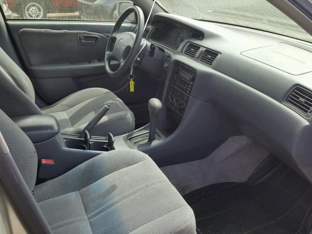 JT2BG22KXY0456266 - 2000 TOYOTA CAMRY CE 银色 照片 5