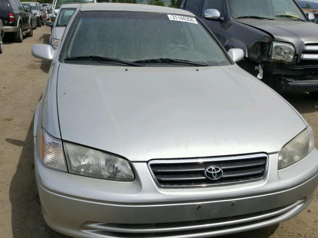 JT2BG22KXY0456266 - 2000 TOYOTA CAMRY CE 银色 照片 9