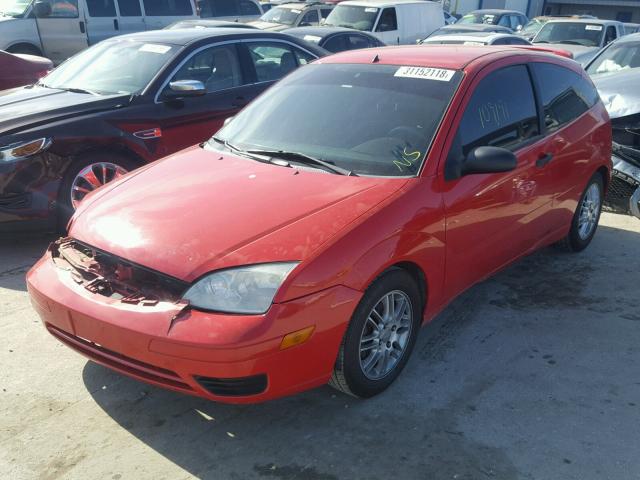 1FAFP31N87W149142 - 2007 FORD FOCUS ZX3 RED photo 2