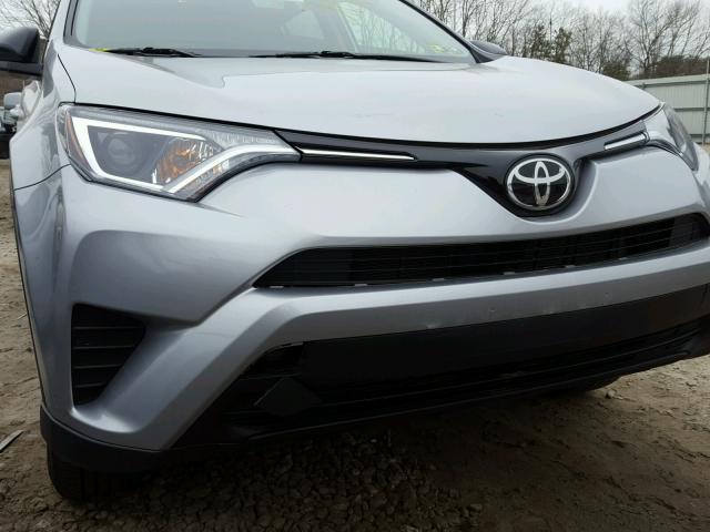 2T3BFREVXHW566464 - 2017 TOYOTA RAV4 LE GRAY photo 9