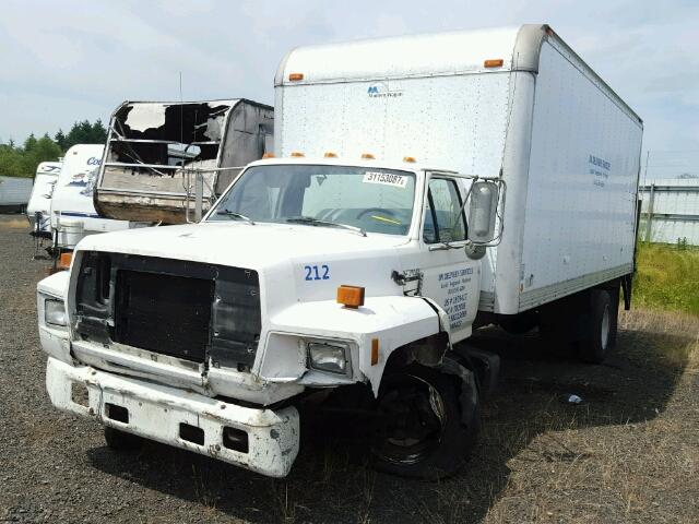 1FDNK74C0PVA28760 - 1993 FORD F700 F WHITE photo 2