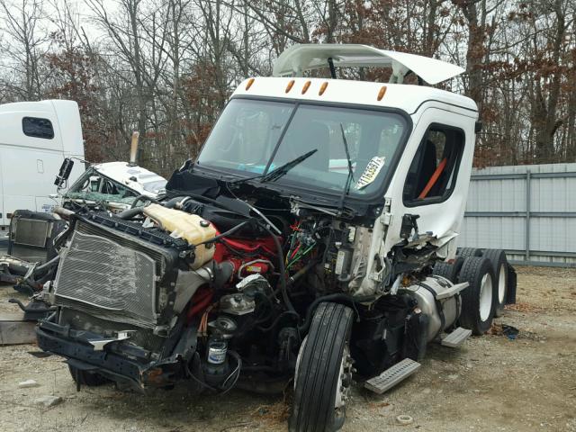 3AKJGEBG0GSHC3780 - 2016 FREIGHTLINER CASCADIA 1 WHITE photo 2