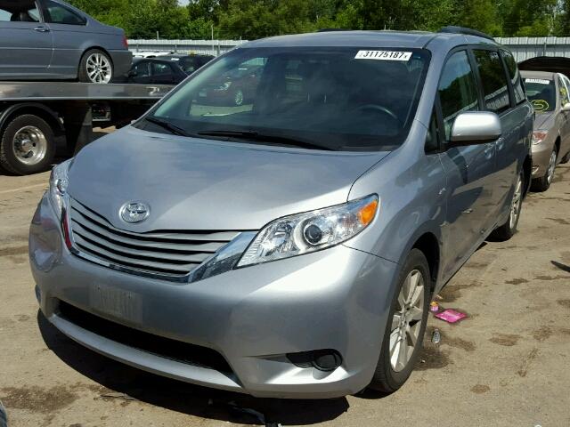 5TDJZ3DC9HS153727 - 2017 TOYOTA SIENNA SILVER photo 2