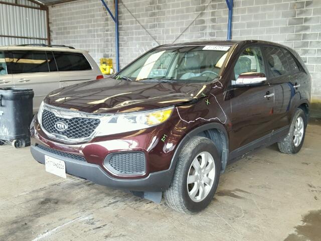 5XYKT3A11BG109119 - 2011 KIA SORENTO BA BURGUNDY photo 2