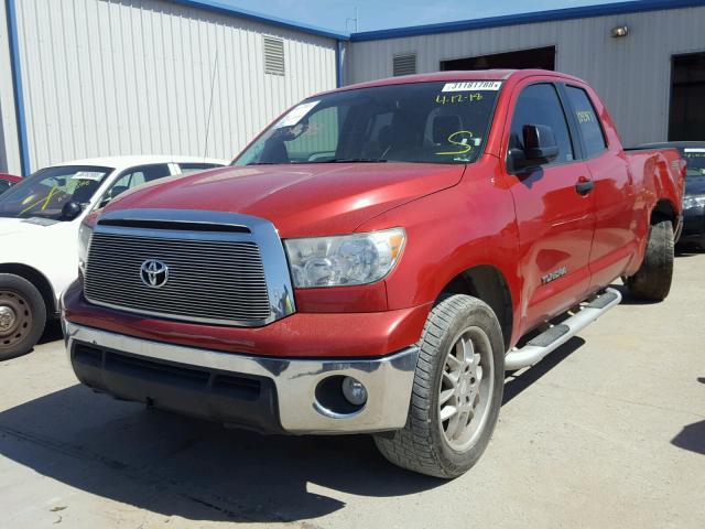 5TFRM5F10BX031526 - 2011 TOYOTA TUNDRA DOU RED photo 2