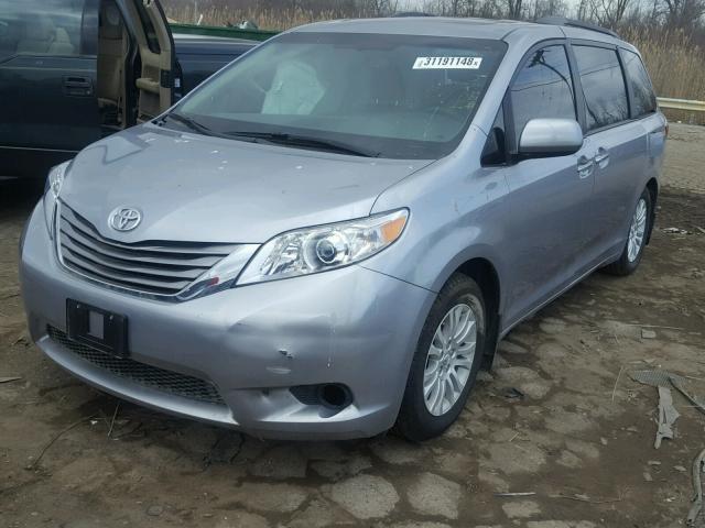 5TDYZ3DC4HS789759 - 2017 TOYOTA SIENNA XLE SILVER photo 2