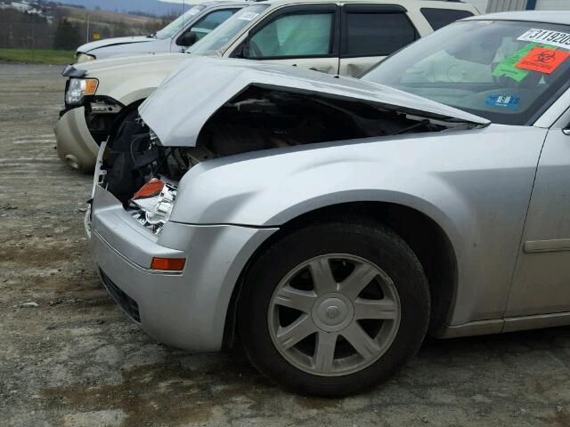 2C3JA53G25H174148 - 2005 CHRYSLER 300 TOURIN SILVER photo 9