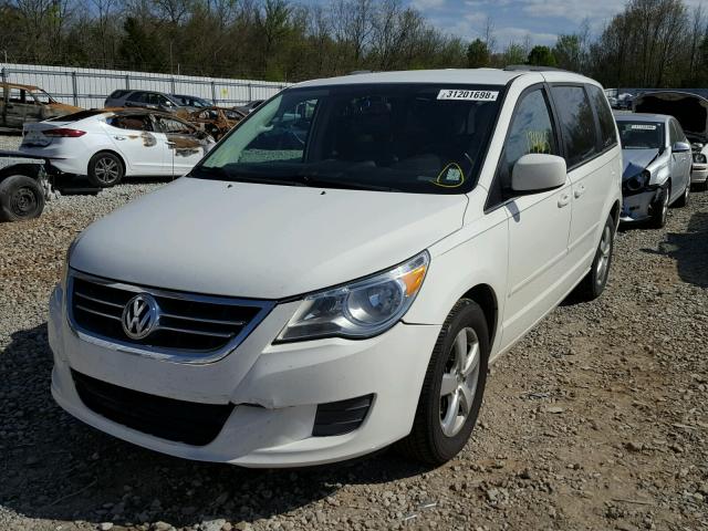 2V4RW3DG7BR740321 - 2011 VOLKSWAGEN ROUTAN SE WHITE photo 2