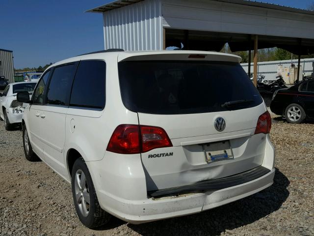 2V4RW3DG7BR740321 - 2011 VOLKSWAGEN ROUTAN SE WHITE photo 3