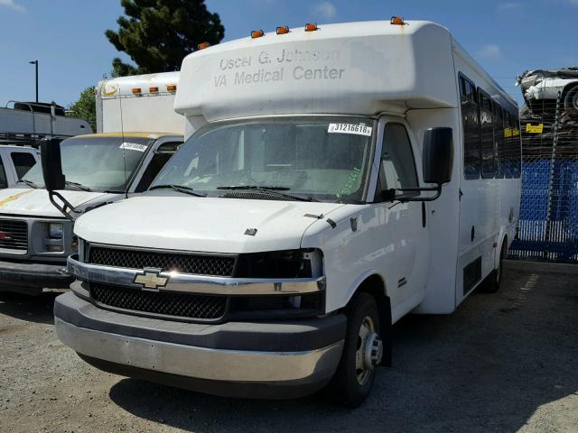 1GB6G5BL2C1114868 - 2012 CHEVROLET EXPRESS G4 WHITE photo 2