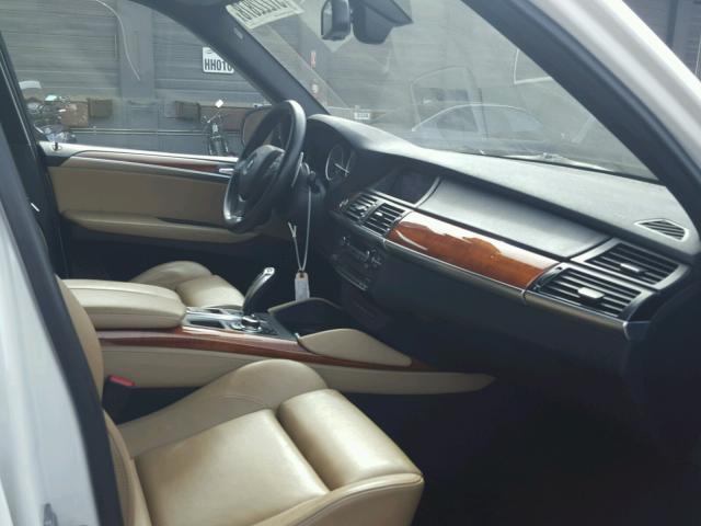 5YMGY0C58BLK27055 - 2011 BMW X5 M WHITE photo 5