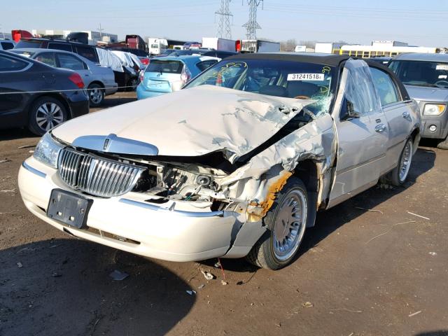 1LNHM83W3YY928139 - 2000 LINCOLN TOWN CAR C CREAM photo 2