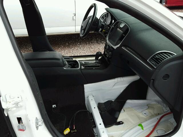 2C3CA5CG8BH592184 - 2011 CHRYSLER 300 WHITE photo 5