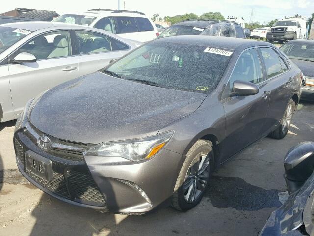 4T1BF1FK3FU028247 - 2015 TOYOTA CAMRY LE 银色 照片 2