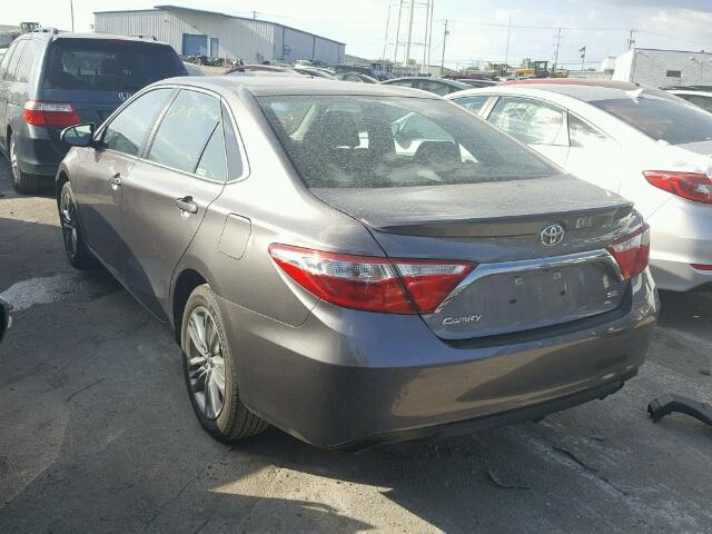 4T1BF1FK3FU028247 - 2015 TOYOTA CAMRY LE 银色 照片 3