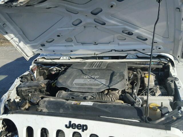 1C4BJWEG9CL275836 - 2012 JEEP WRANGLER U WHITE photo 7