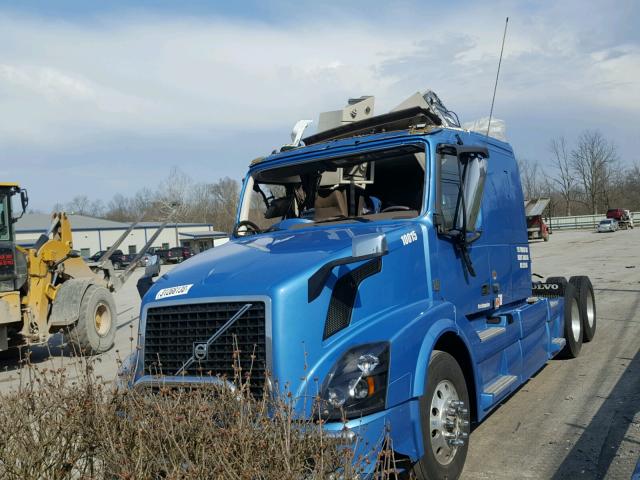 4V4NC9EH2HN990572 - 2017 VOLVO VN VNL BLUE photo 2