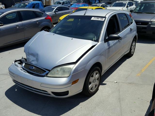 1FAFP37NX7W151580 - 2007 FORD FOCUS ZX5 SILVER photo 2