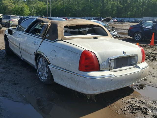 1LNHM83WX4Y621173 - 2004 LINCOLN TOWN CAR U WHITE photo 3