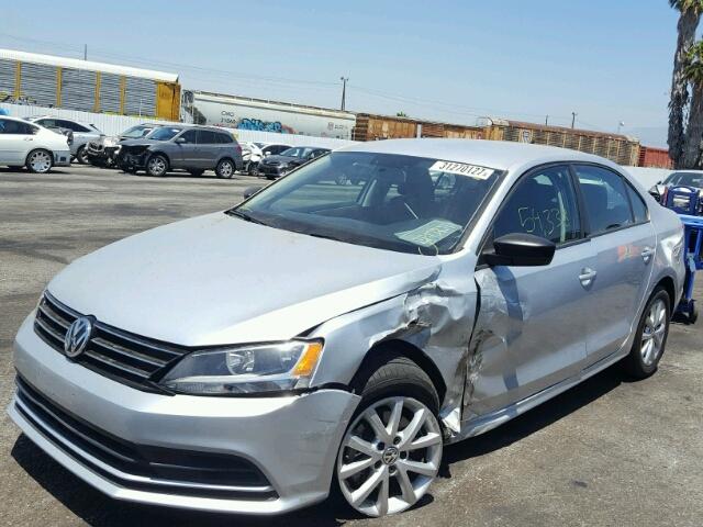 3VWD17AJ7FM206448 - 2015 VOLKSWAGEN JETTA SE SILVER photo 2