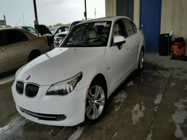 WBANU5C52AC441804 - 2010 BMW 528I WHITE photo 2