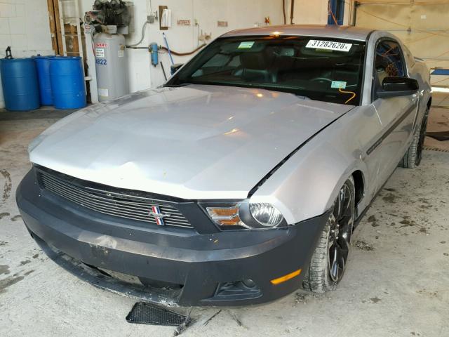 1ZVBP8AM5C5241481 - 2012 FORD MUSTANG SILVER photo 2