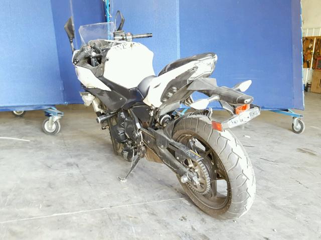 JKAEXEJ12HDA00539 - 2017 KAWASAKI EX650 J თეთრი ფოტო 3