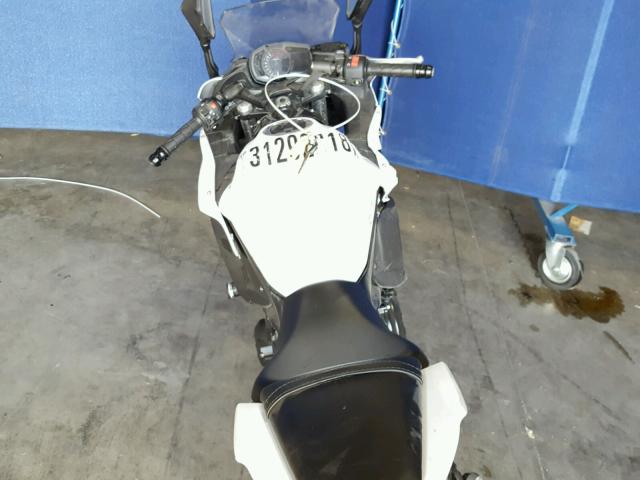 JKAEXEJ12HDA00539 - 2017 KAWASAKI EX650 J თეთრი ფოტო 5