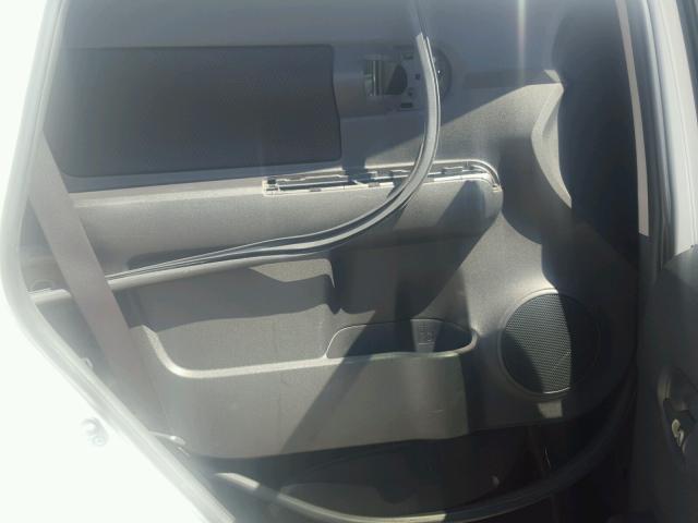 JTLKE50E681059549 - 2008 SCION XB WHITE photo 6