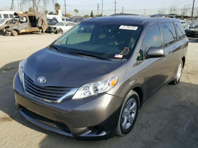 5TDKK3DC2GS710338 - 2016 TOYOTA SIENNA LE GRAY photo 2