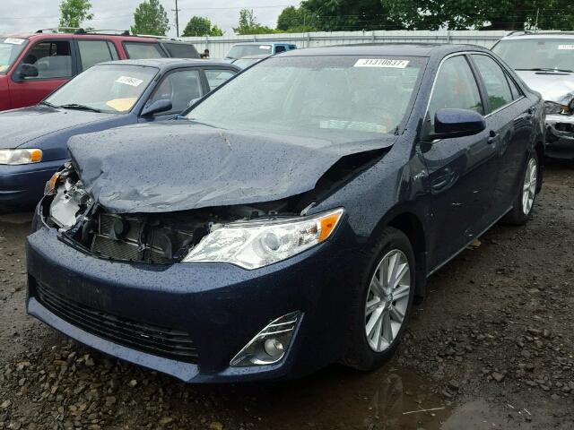 4T1BD1FK8EU111810 - 2014 TOYOTA CAMRY HYBR BLUE photo 2