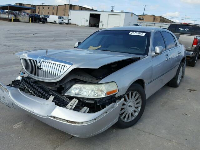 1LNHM81W84Y681925 - 2004 LINCOLN TOWN CAR E GRAY photo 2