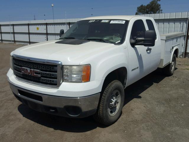 1GD21ZCG6BZ205769 - 2011 GMC SIERRA C25 WHITE photo 2