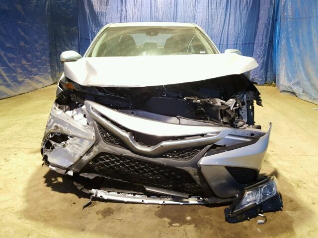 4T1B11HK9JU095195 - 2018 TOYOTA CAMRY L SILVER photo 9