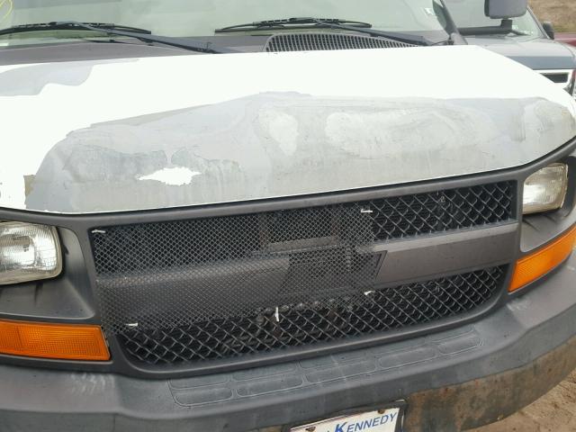 1GBJG31U361271001 - 2006 CHEVROLET EXPRESS WHITE photo 9